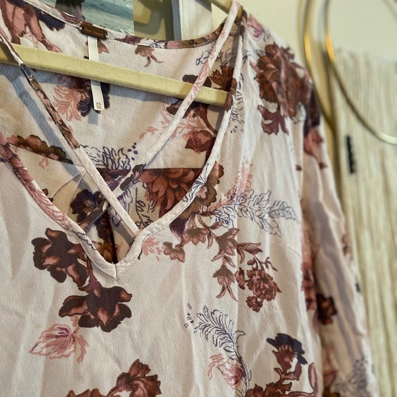 Urban Outfitters long sleeve floral blouse. - Picture 3 of 4
